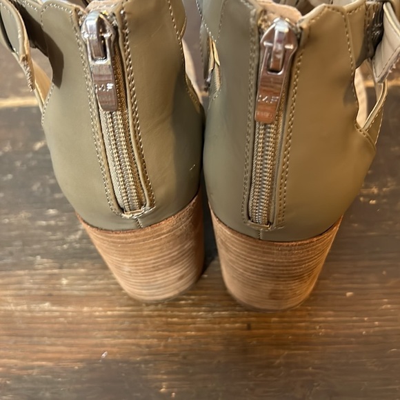 Marc Fisher tan/taupe Gabie Block Heel Sandals size 7 - Picture 4 of 6